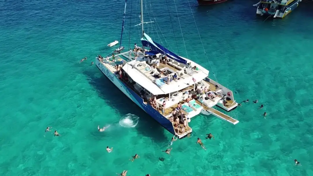 Catamarã no Blue Lagoon de Malta