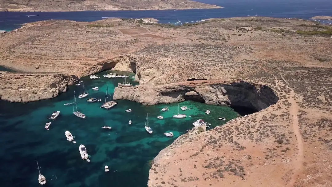 Pequena enseada ao redor do Blue Lagoon de Malta
