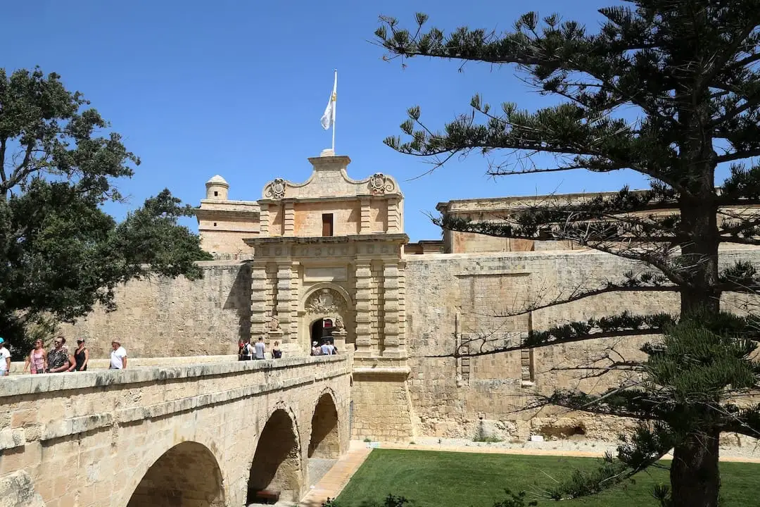 A ponte de entrada da cidade de Mdina, Malta