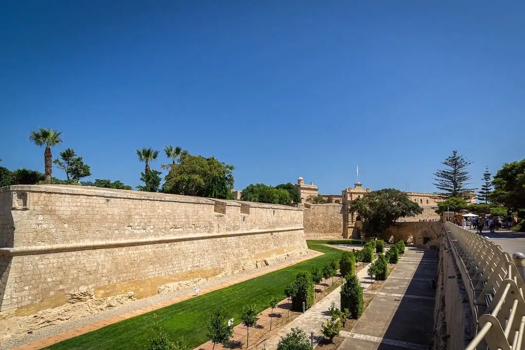 Jardín con murallas de Mdina Malta