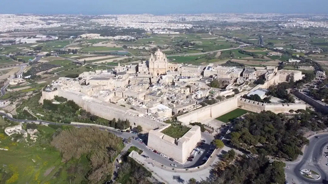Mdina Malta mostrando as antigas muralhas - Vista Aérea