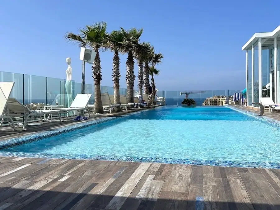 Piscina sul tetto a Malta Piscina sul tetto di un hotel a Malta
