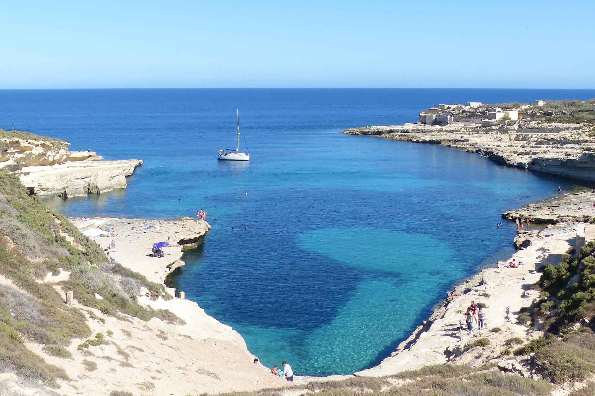 Barco en la bahía de Kalanka (Malta)