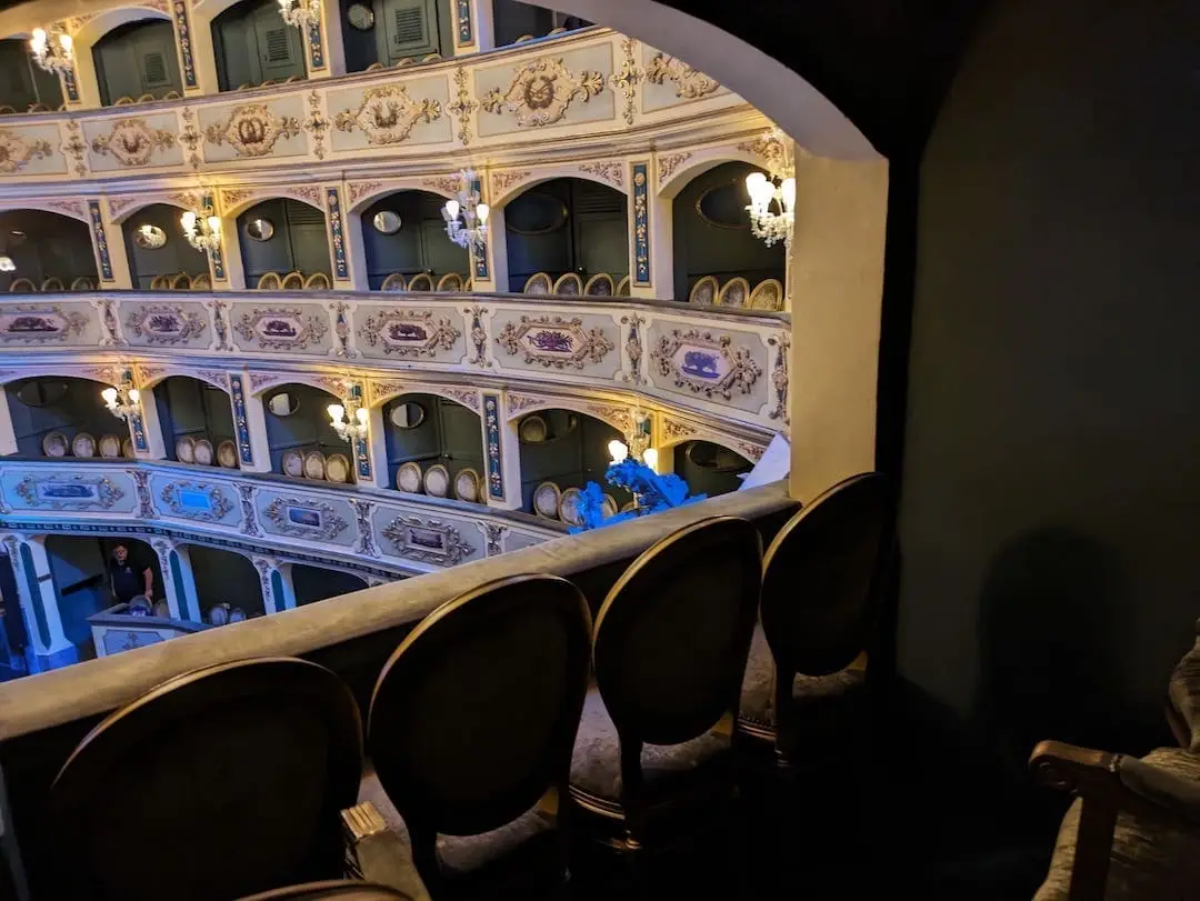 Palco con dos filas de sillas en el Teatro Manoel