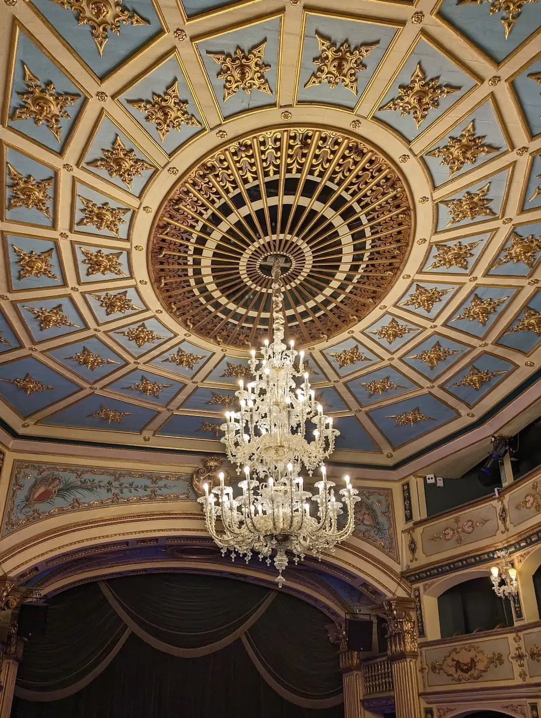 Imposing crystal chandelier of Manoel Theatre