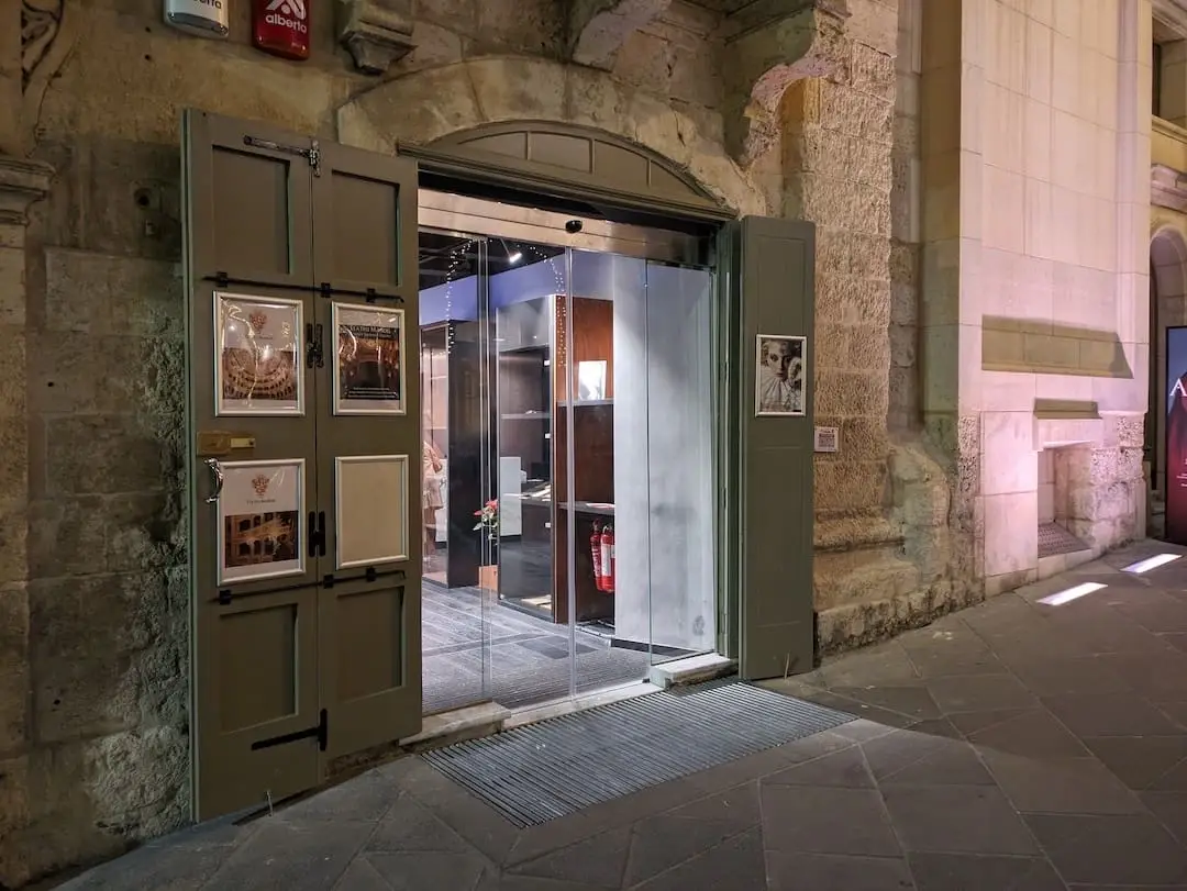 Discreet entrance of Manoel Theatre