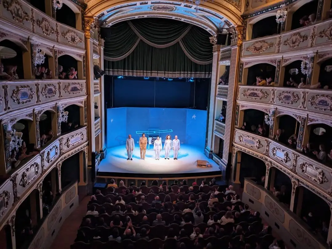 Saluto finale dello spettacolo Il Piccolo Principe al Teatro Manoel