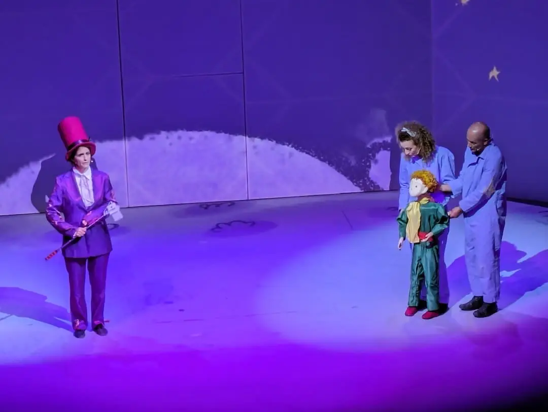 Cena da peça O Pequeno Príncipe no teatro Manoel