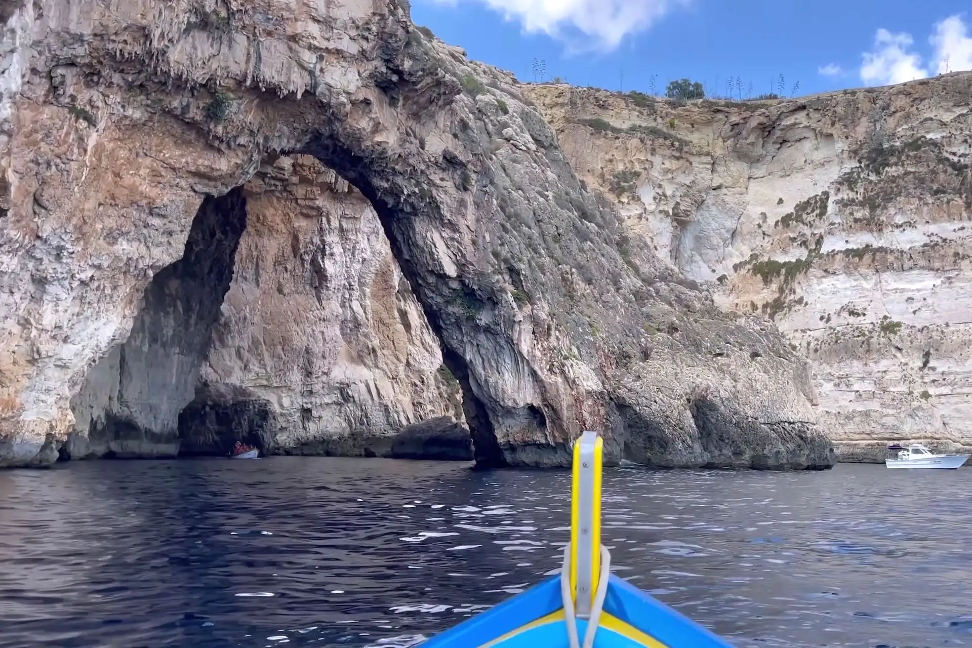 Арка Голубой Гротто на Мальте с видом с лодки