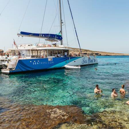Cruzeiro Catamaran na lagoa azul de Malta