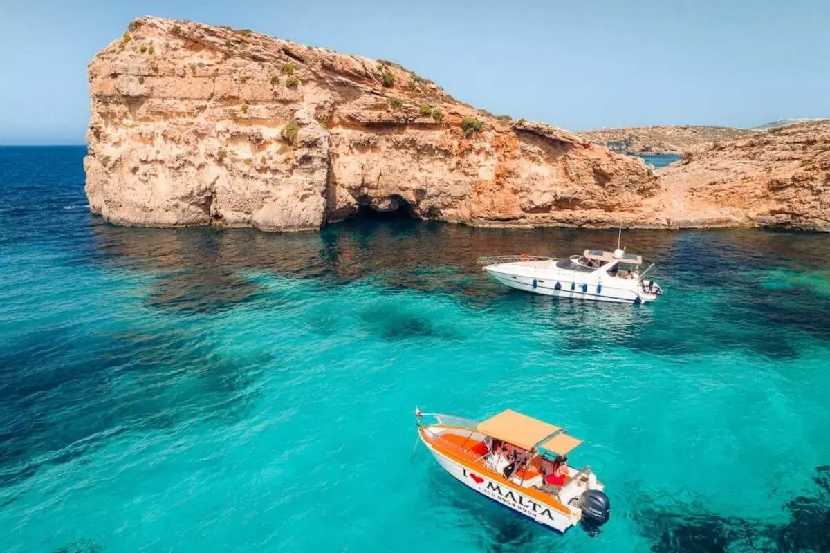 Barche nel mezzo della Blue Lagoon a Malta