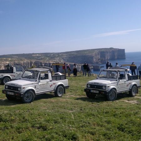 Группа туристов в джипе на вершине скал Гозо