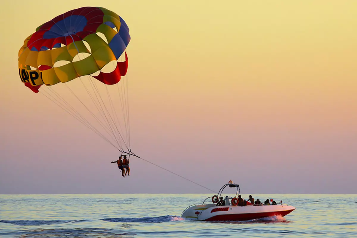 Dos personas haciendo parasailing en Malta