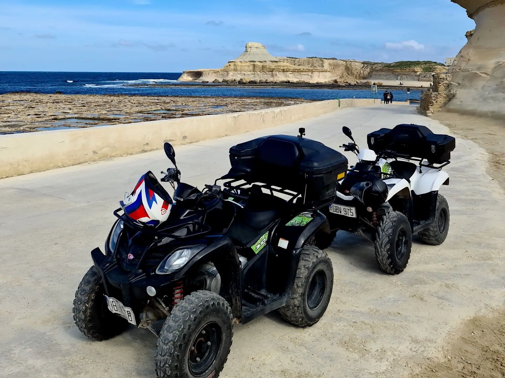 Grupo realizando un circuito en quads en la isla de Gozo