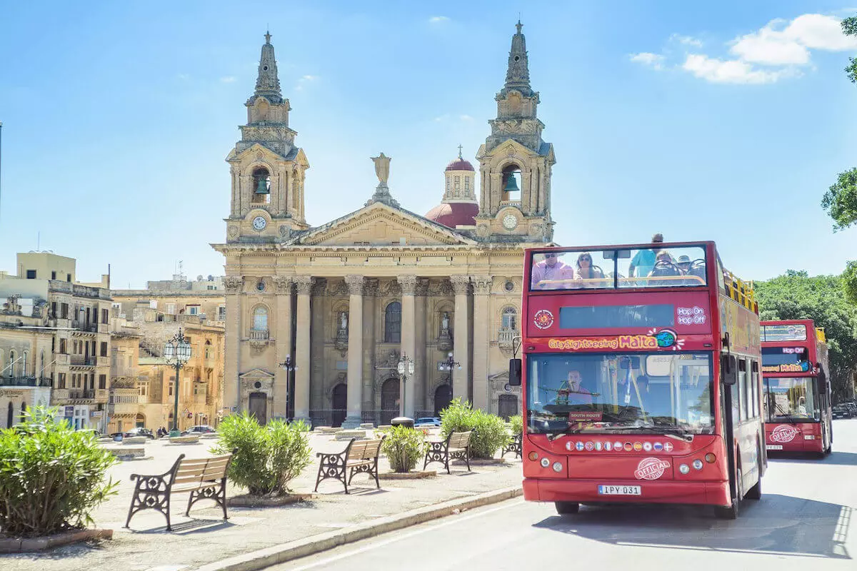 Ônibus turístico em Malta