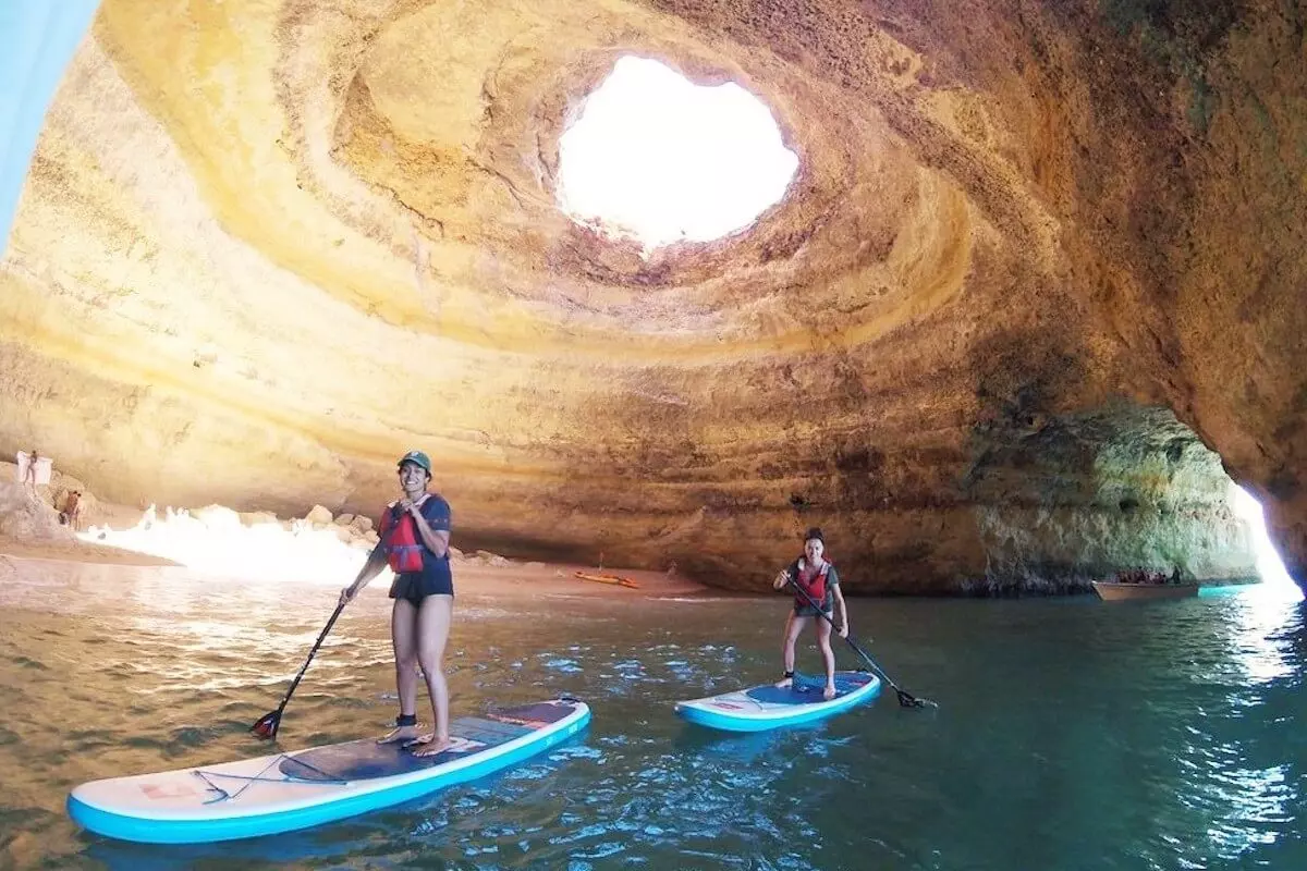 Deux personnes sur des stand up paddle