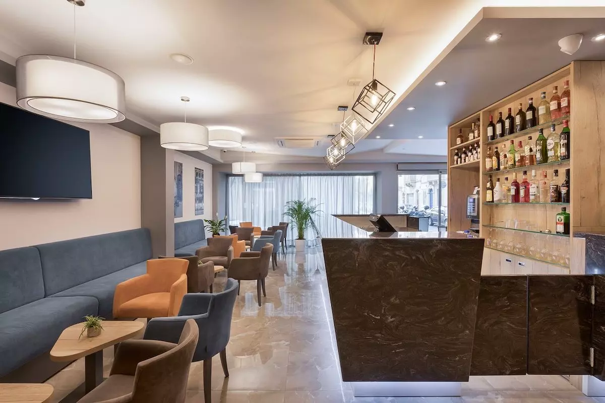 Bar and restaurant at the Azur Hotel in Gzira
