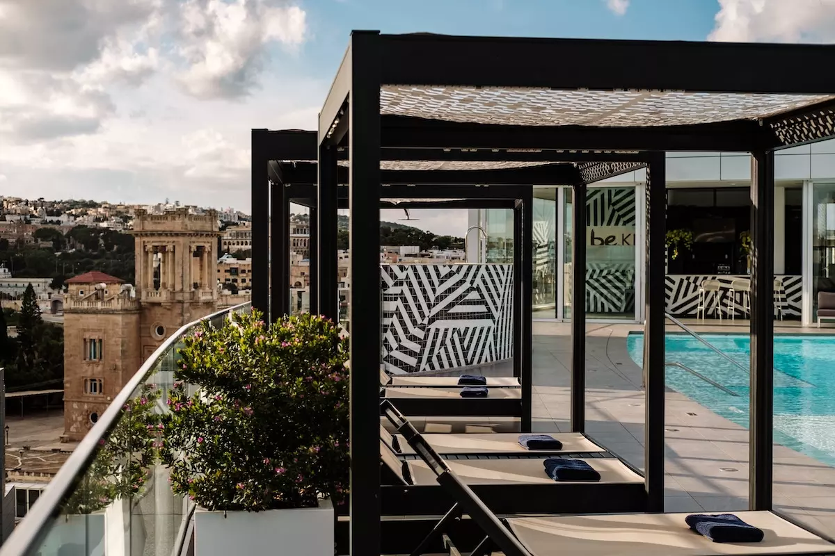 Piscina Bikini y bar en la azotea del be.hotel Malta