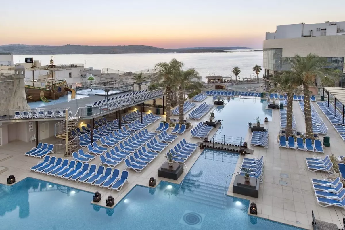 Piscina al aire libre del Hotel db San Antonio