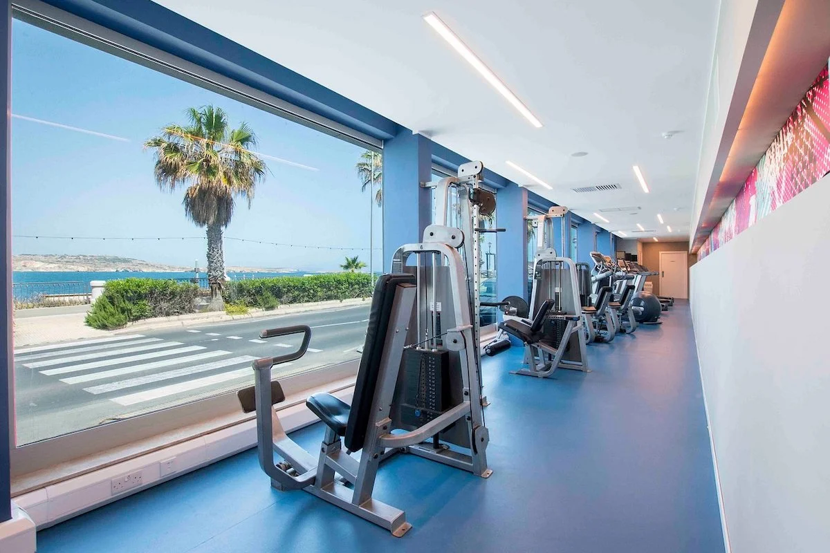 Gimnasio con vista al mar en el Hotel Dolmen en Malta