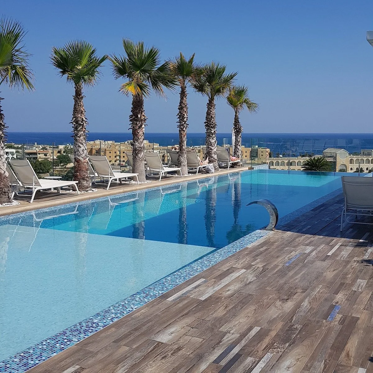 Piscine extérieure sur le toit du H Hôtel Malte