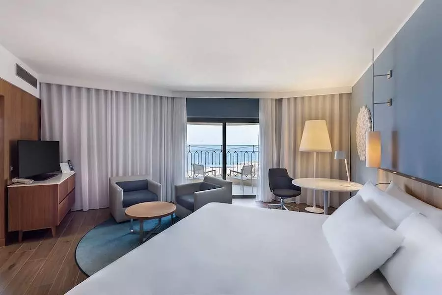 Quarto de luxo com vista para o mar no hotel Hilton em Malta