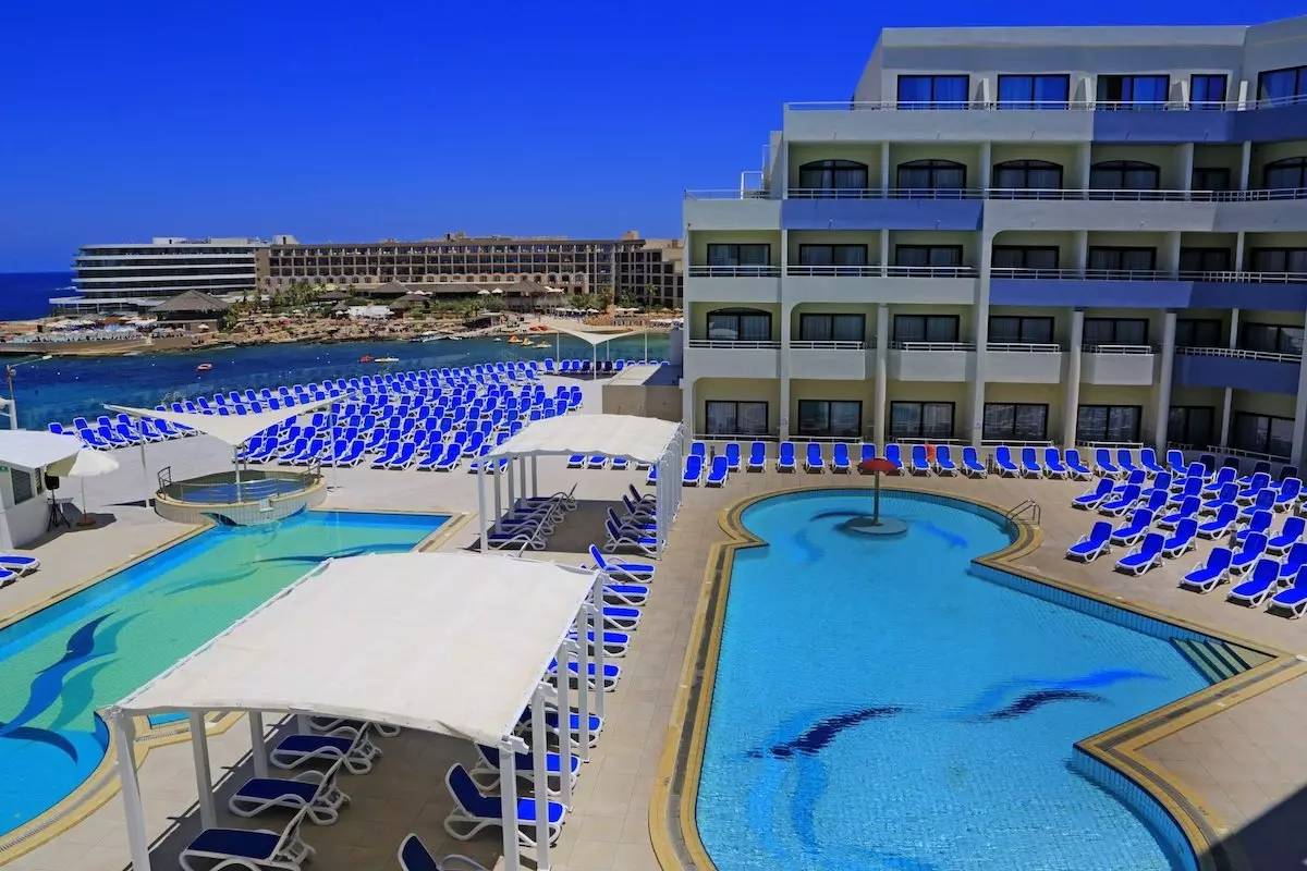 Piscina e vista para o mar do Hotel Labranda Riviera em Malta