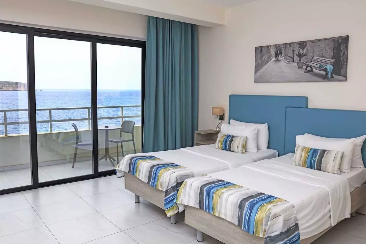 Habitación con vista al mar del Hotel Labranda Riviera en Malta