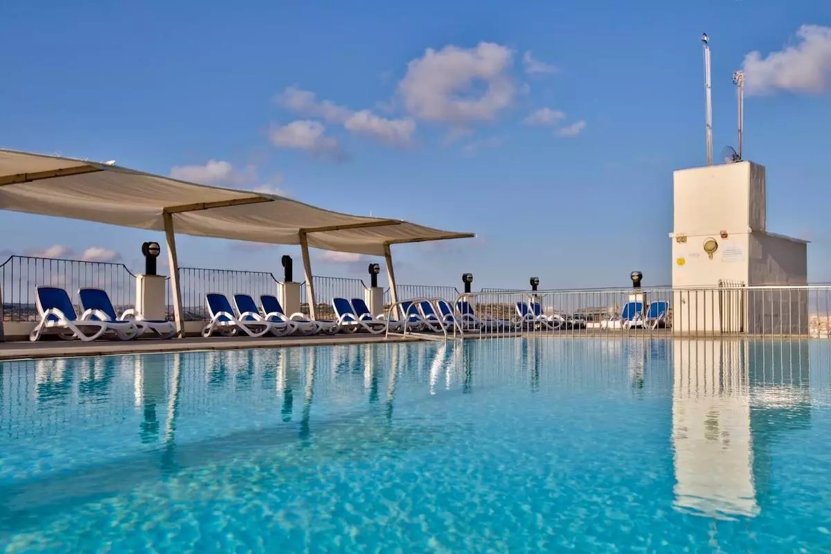 Piscina del Hotel Santana en Malta