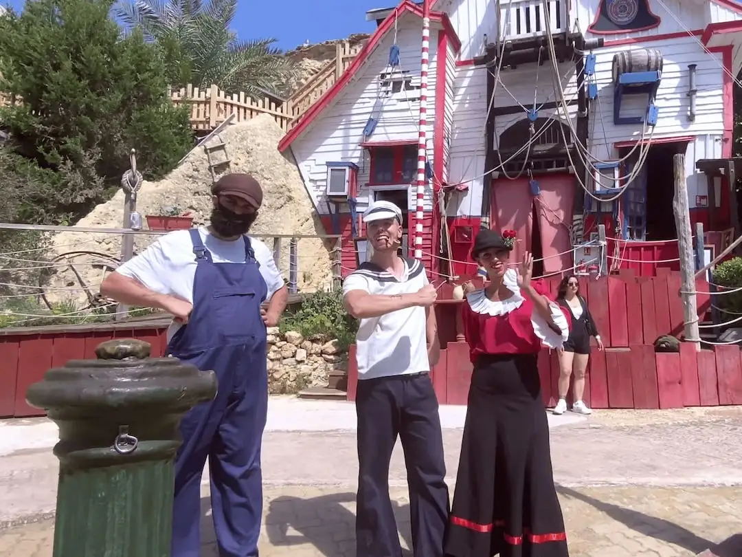 3 actores disfrazados de Popeye Village Malta