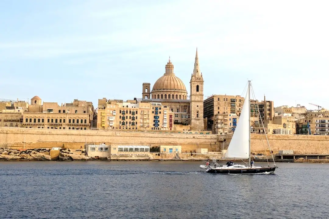 Bateau à voile devant la Valette Malte