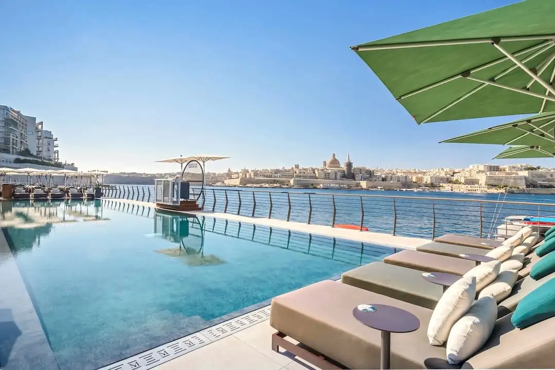 Piscina esterna di fronte a La Valletta: Barceló Fortina Malta