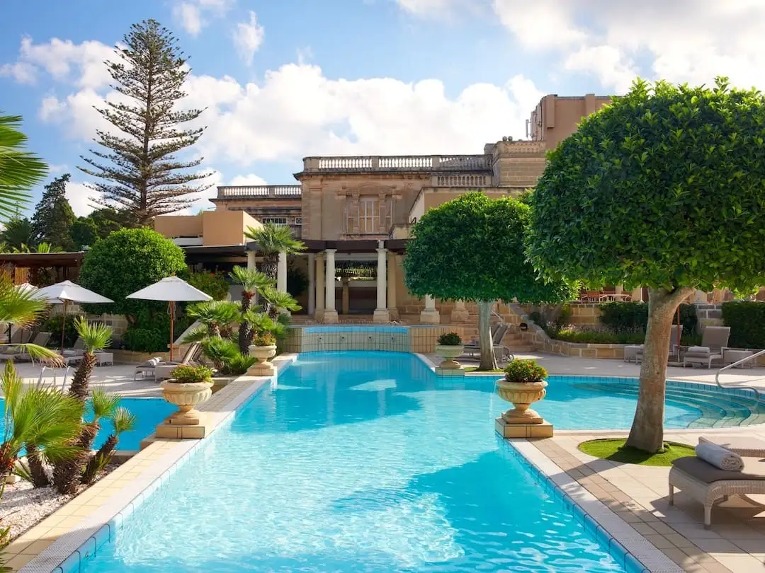 Piscina externa do Corinthia Palace Malta