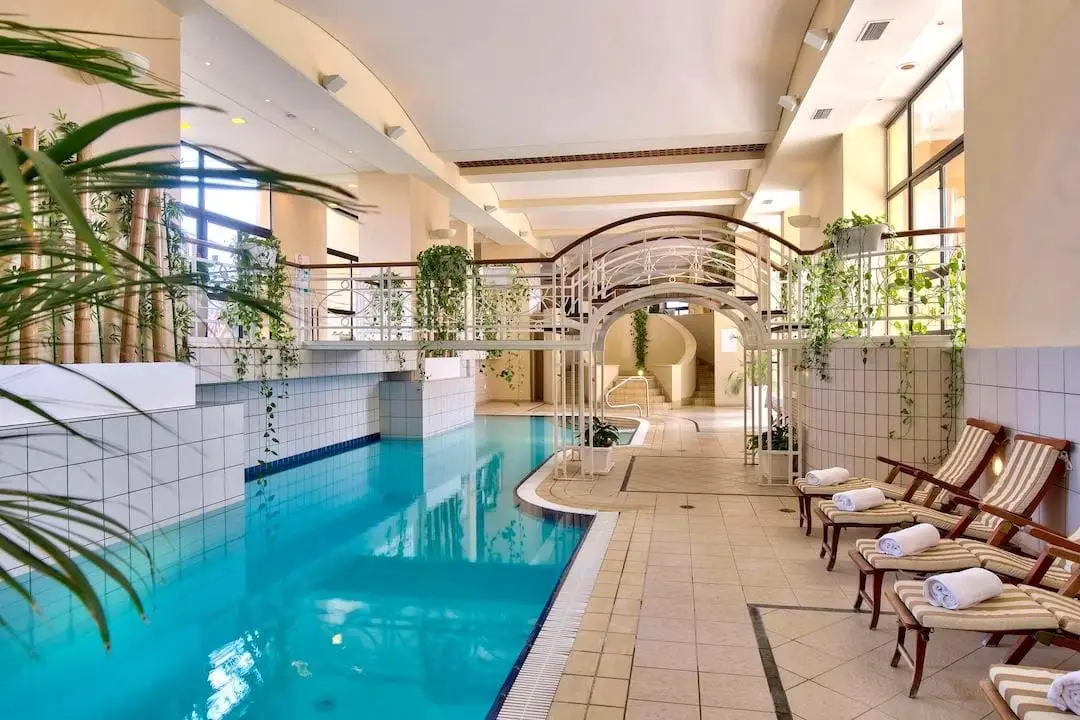 Piscina interior con tumbonas Corinthia St George’s Bay