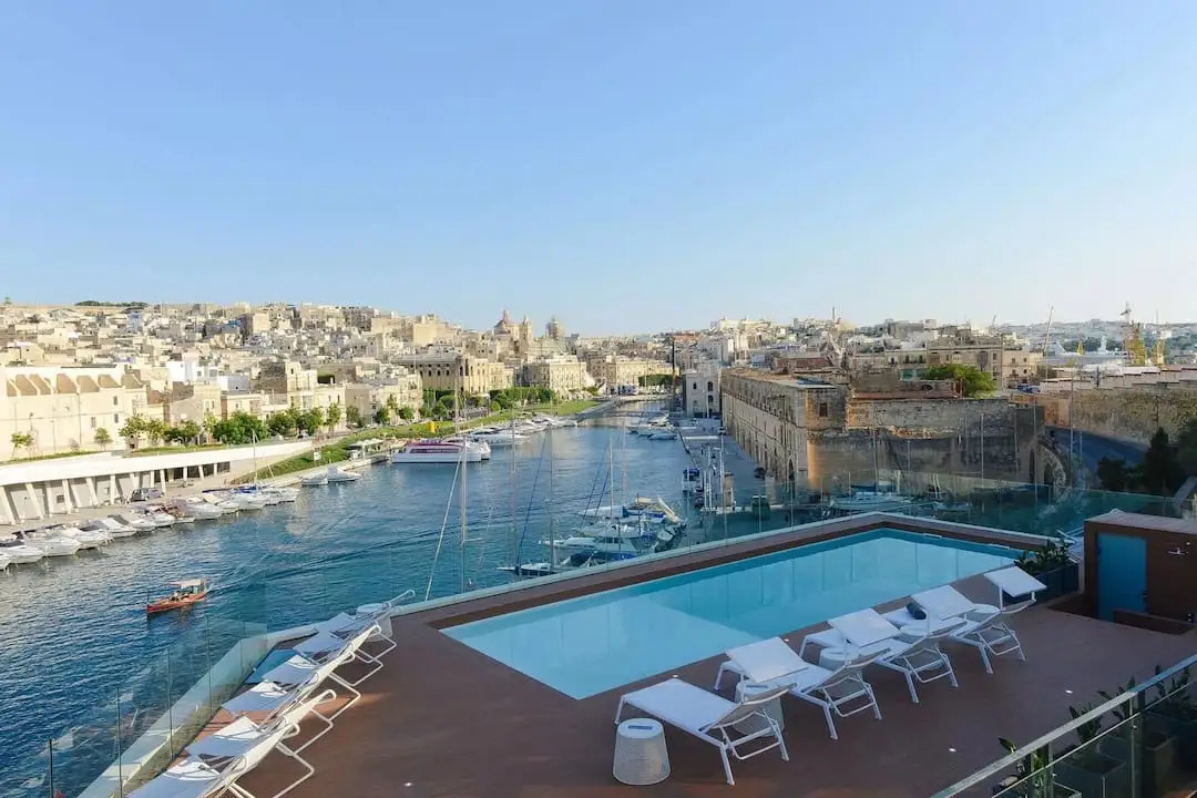 Piscina exterior com vista para o porto de Cugó Gran Macina Malta
