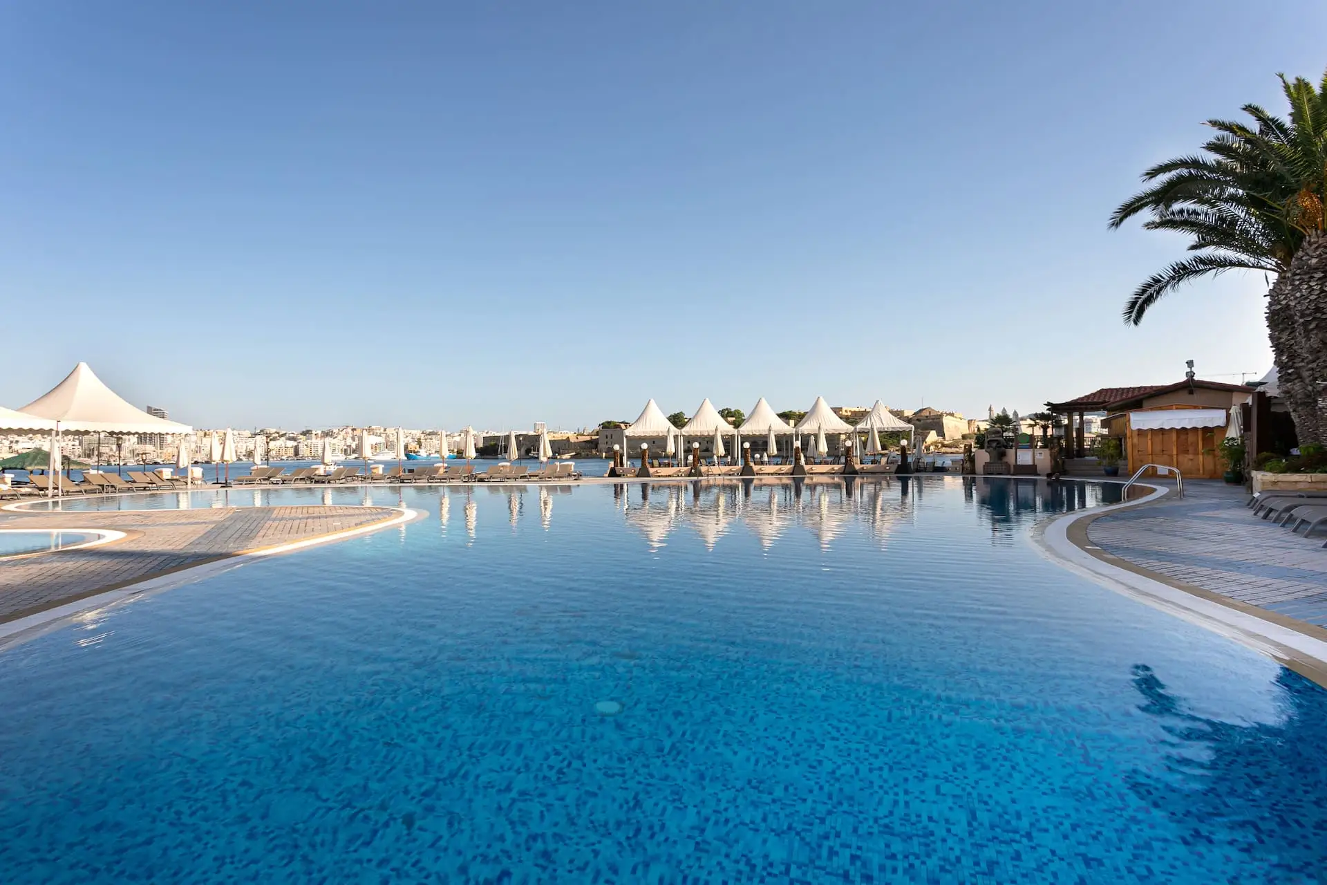 Открытый бассейн с видом на Marsamxett: Grand Hotel Excelsior Malta