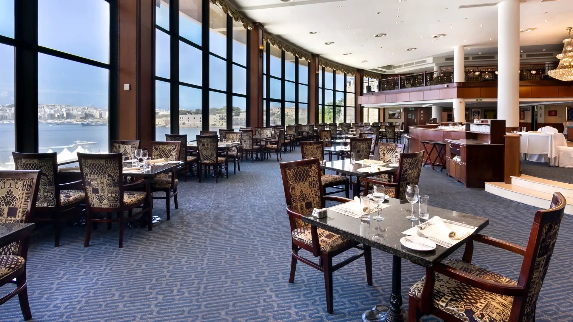 Salón de restaurante con mesas preparadas: Grand Hotel Excelsior Malta