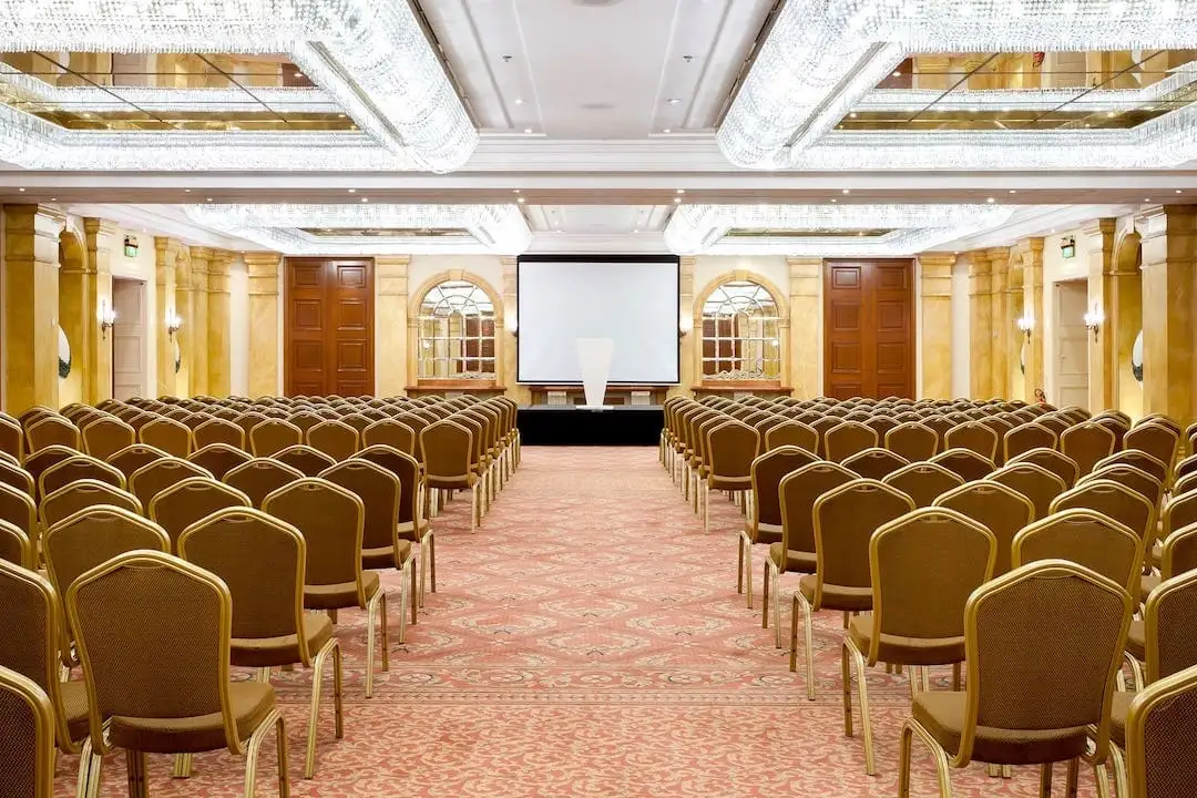 Salle de conférence avec des rangées de chaises : Hilton Malte