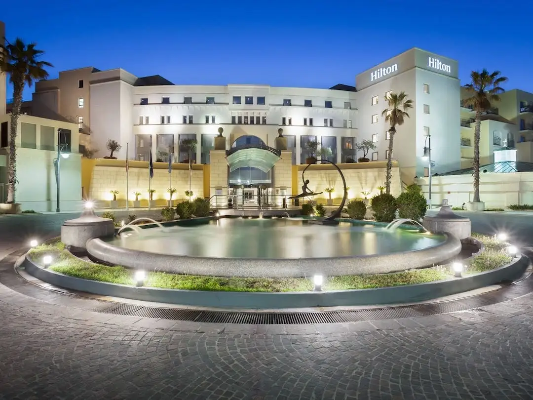 Fachada exterior nocturna del Hotel Hilton Malta