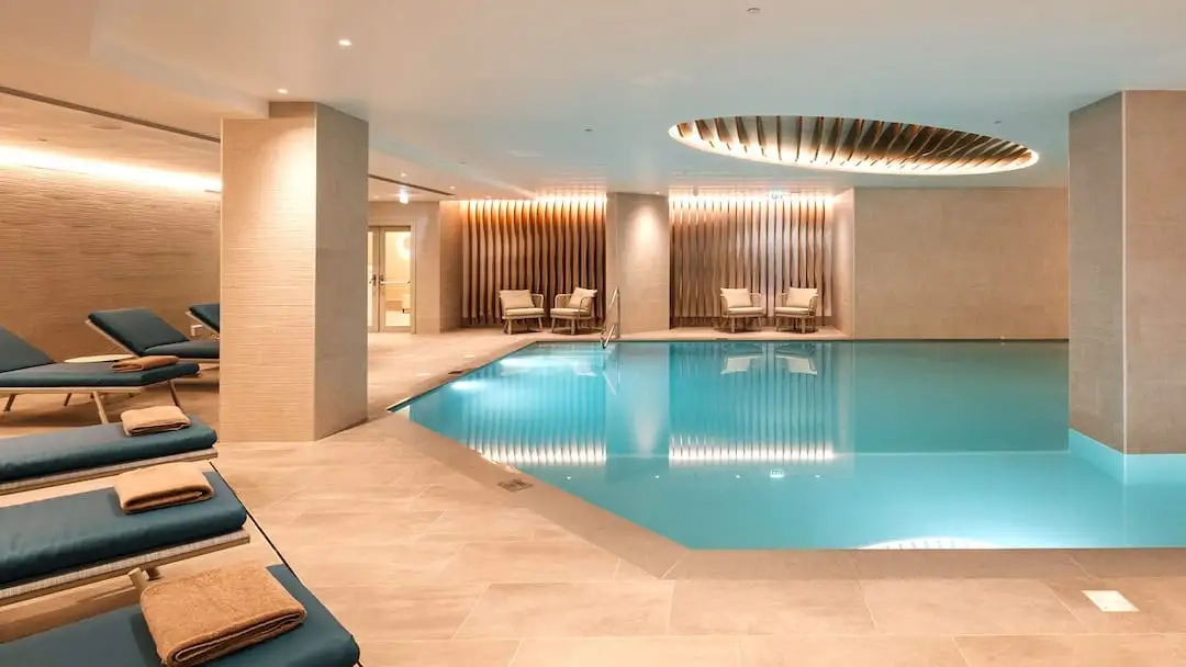 Piscine intérieure avec transats : Hyatt Regency Malte