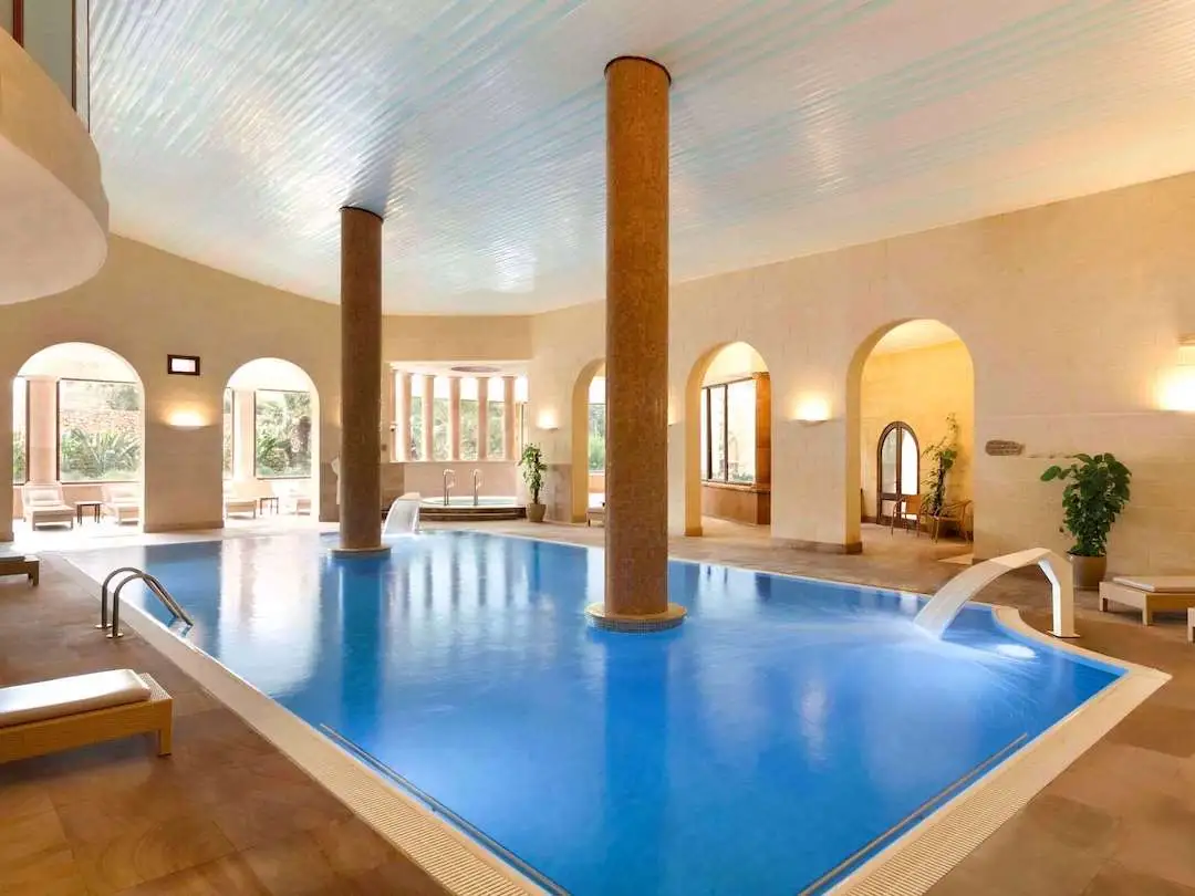 Piscina interior com jatos e Jacuzzi