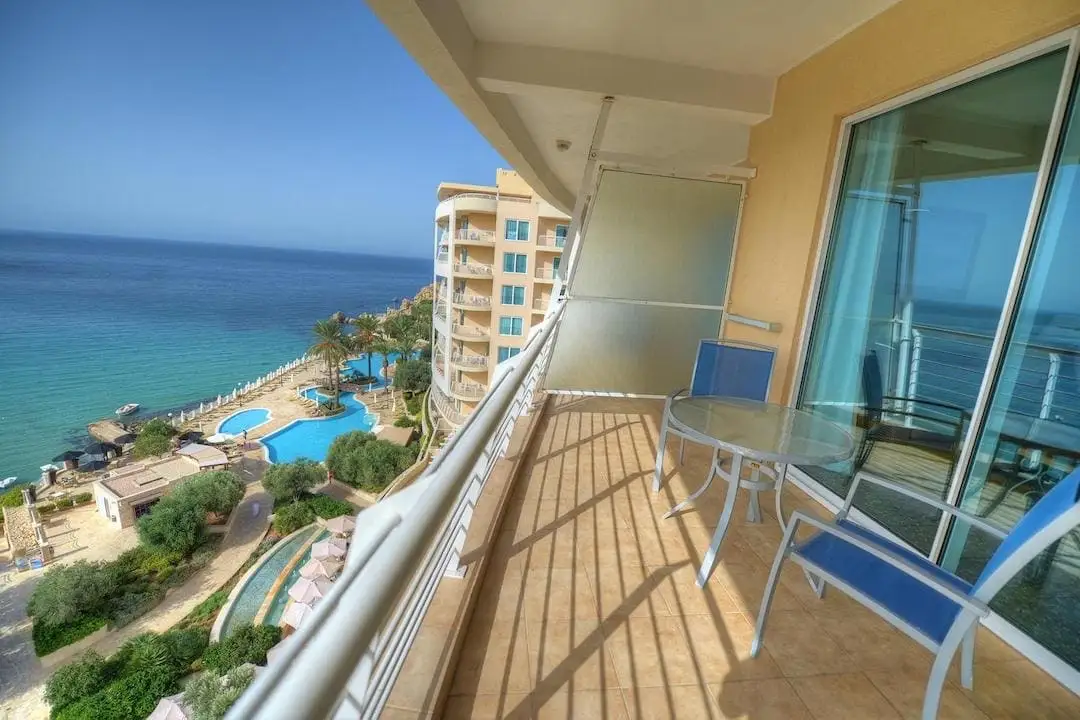 Terrasse avec Vue mer du Radisson Blu Resort – Golden Sands