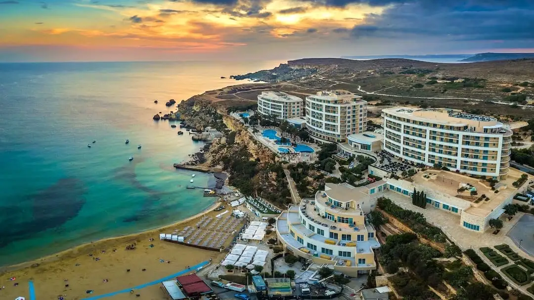 Vista aérea del hoteles 5 estrellas Malta Radisson Blu Resort – Golden Sands