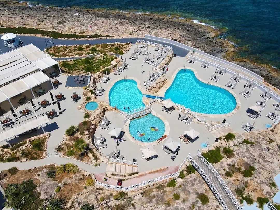 Vista aérea de piscinas al aire libre Radisson Blu Resort – St. Julian's