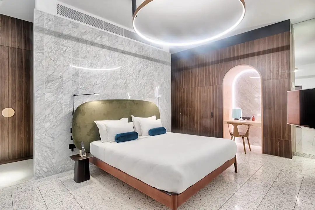 Chambre de luxe avec marbre blanc : Rosselli – AX Privilege