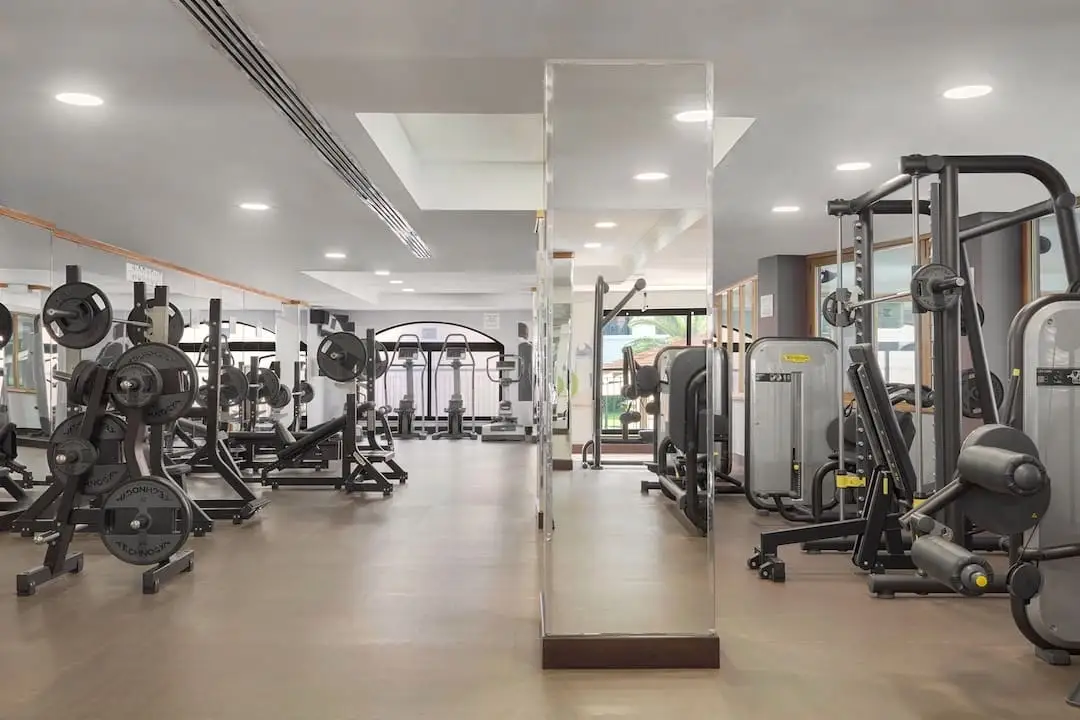 Gimnasio con equipamiento en The Westin Dragonara Resort