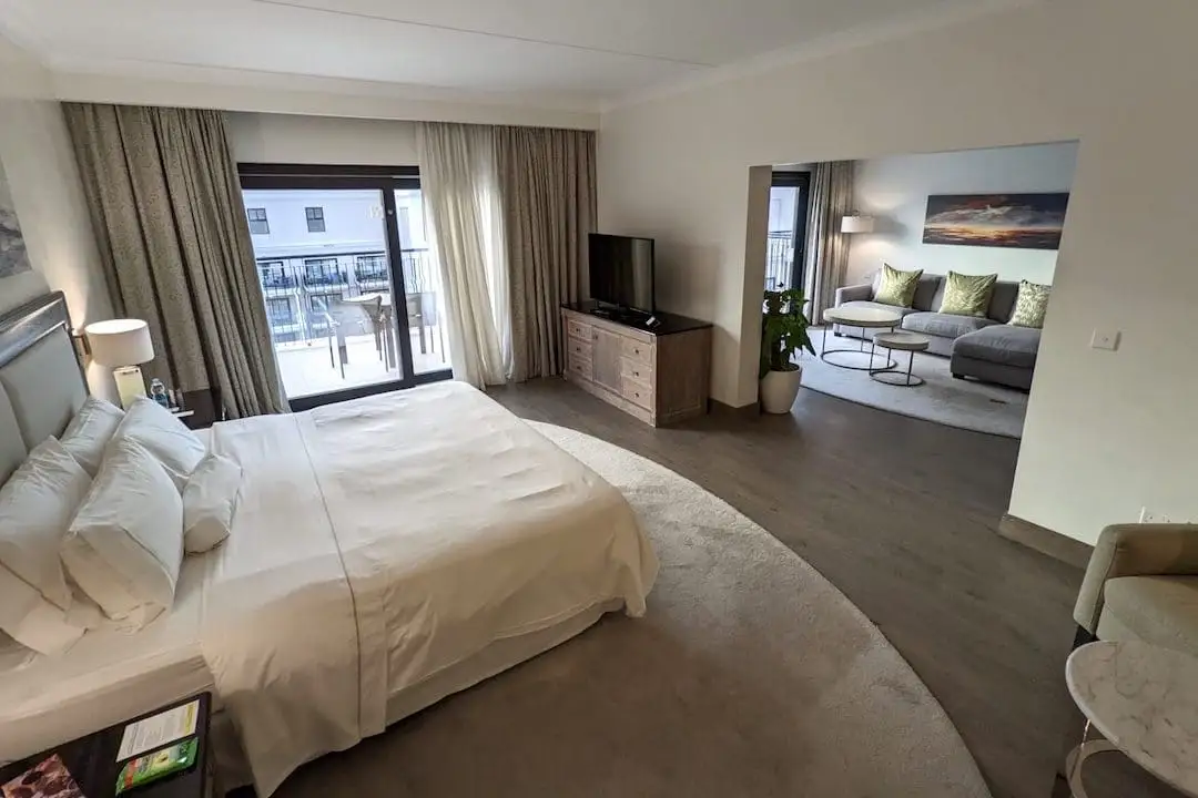 Room with private lounge The Westin Dragonara Resort