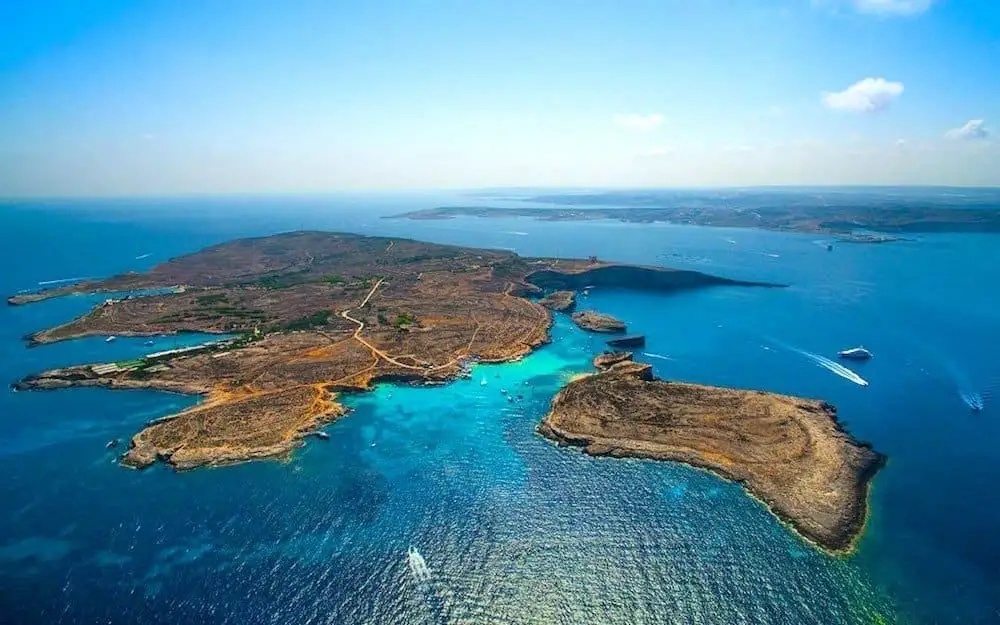 Vista aerea di Comino e Cominotto