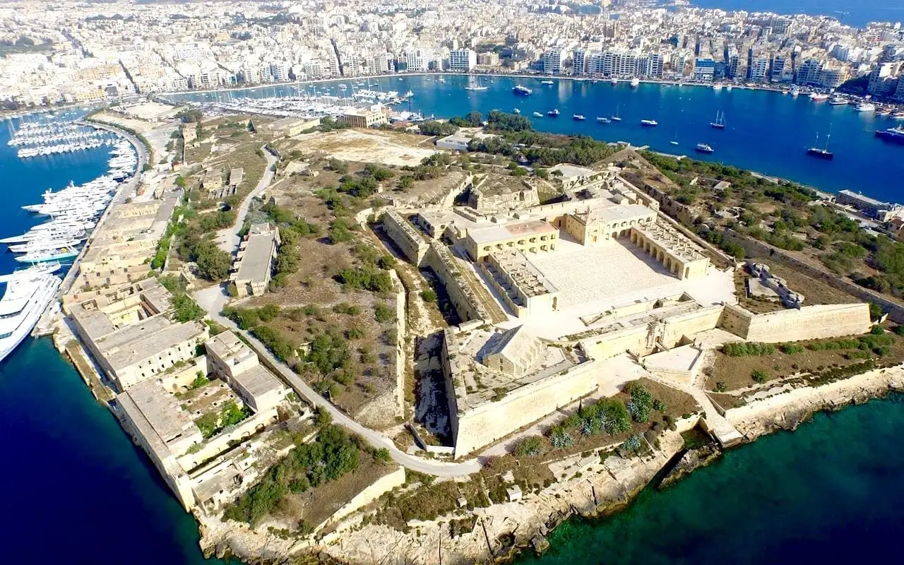 Вид с неба на крепость Мануэль на Мальте
