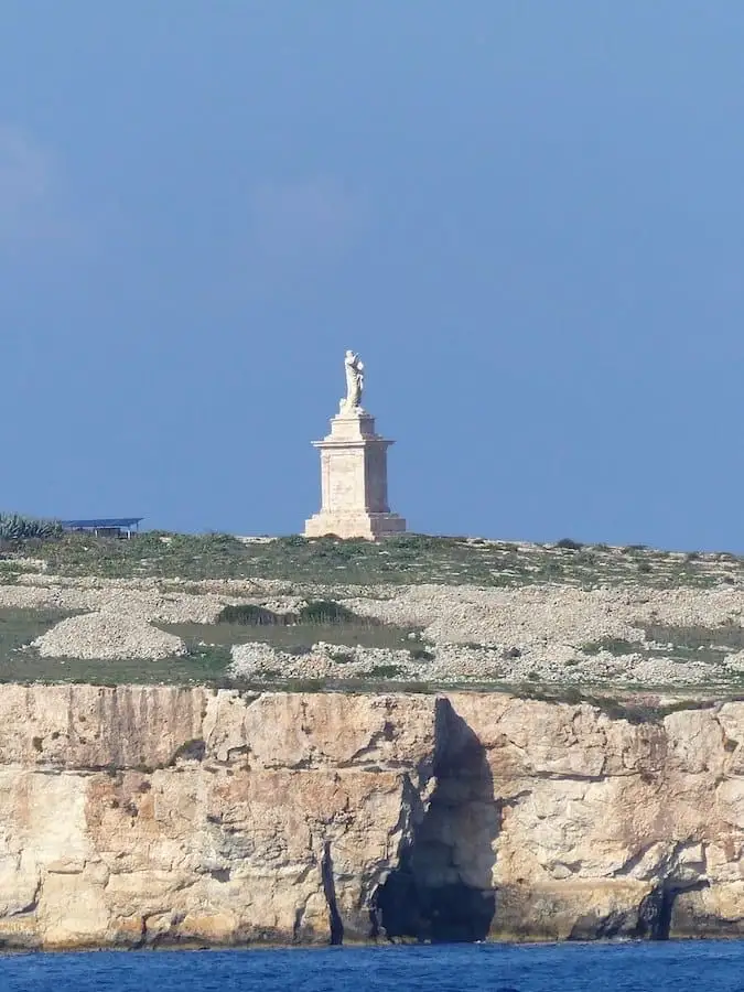 Estatua de San Pablo en la Bahía de San Pablo, Malta